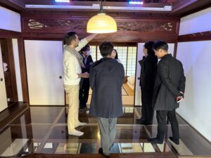 木屋旅館で宿泊客を案内するグレブ・バルトロメウスさん